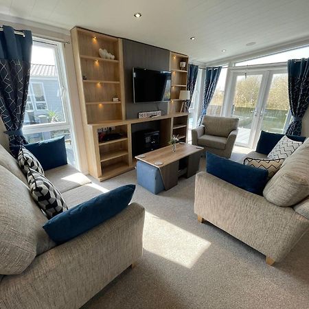 Indulgence Lakeside Lodge: Hot Tub & Private Fishing at Tattershall Lakes Exterior photo