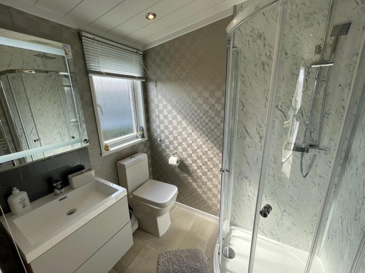 Indulgence Lakeside Lodge: Hot Tub & Private Fishing at Tattershall Lakes Exterior photo