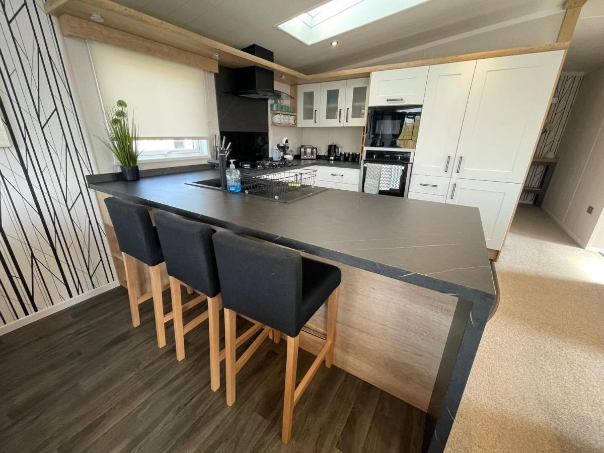 Indulgence Lakeside Lodge: Hot Tub & Private Fishing at Tattershall Lakes Exterior photo