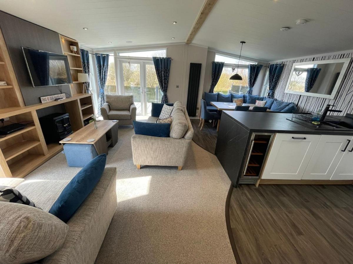 Indulgence Lakeside Lodge: Hot Tub & Private Fishing at Tattershall Lakes Exterior photo