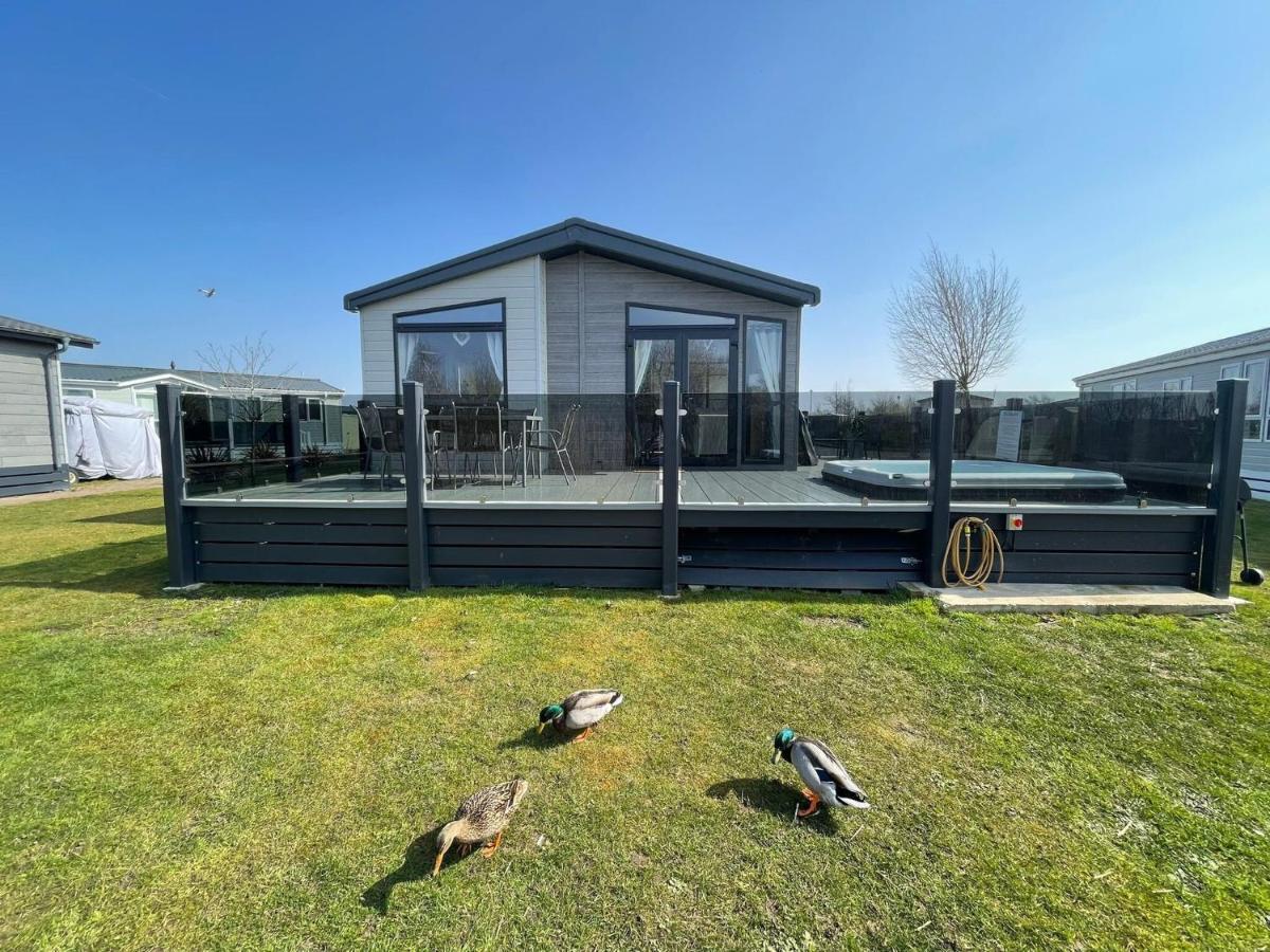 Indulgence Lakeside Lodge: Hot Tub & Private Fishing at Tattershall Lakes Exterior photo